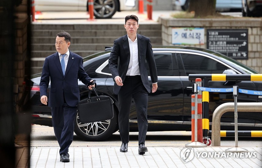 '불법촬영 혐의' 황의조, 첫 재판 출석 (서울=연합뉴스) 김인철 기자 = 불법 촬영 혐의를 받는 축구선수 황의조가 16일 오전 서울 서초구 서울중앙지방법원에서 열린 성폭력범죄의 처벌 등에 관한 특례법 위반 혐의 관