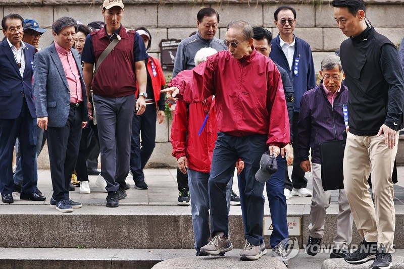 청계천 둘러보는 <b>이명박</b> 전 <b>대통령</b>