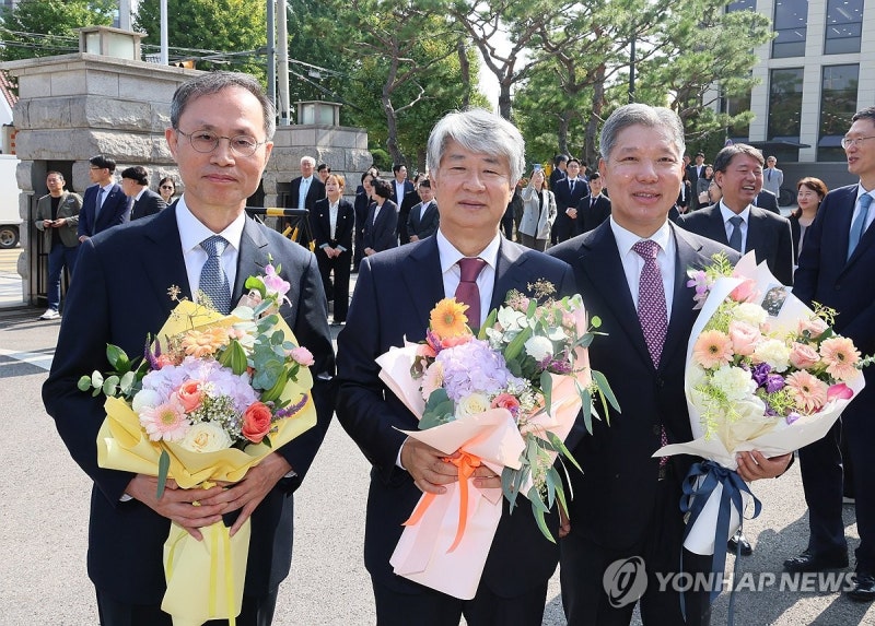 포즈 취하는 <b>이종석 헌법재판소장</b>과 이영진·김기영 헌법재판관