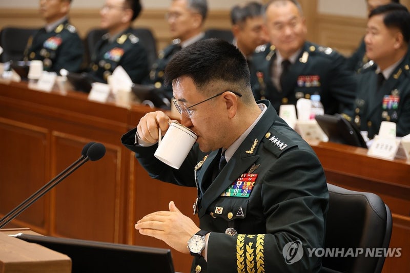 물 마시는 <b>박안수</b> 육군<b>참모총장</b>