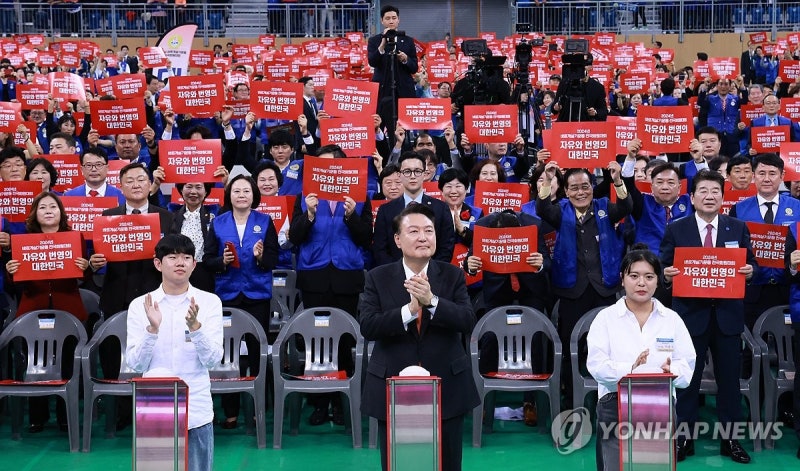 윤석열 <b>대통령</b>, <b>바르게살기운동 전국회원대회</b> 퍼포먼스 참여