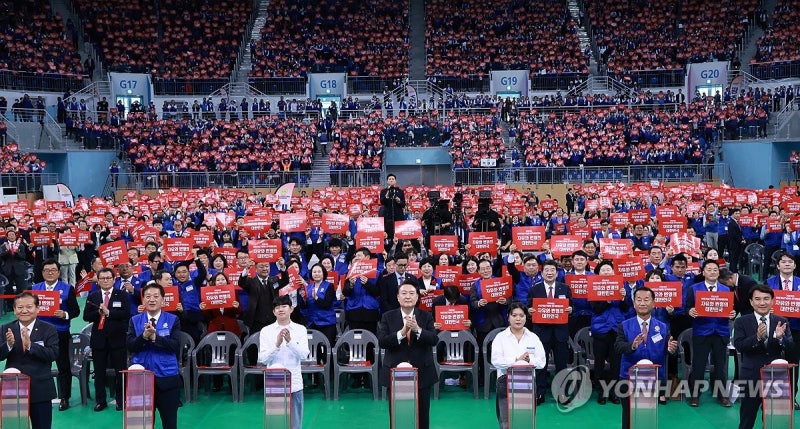 윤석열 <b>대통령</b>, <b>바르게살기운동 전국회원대회</b> 퍼포먼스 참여