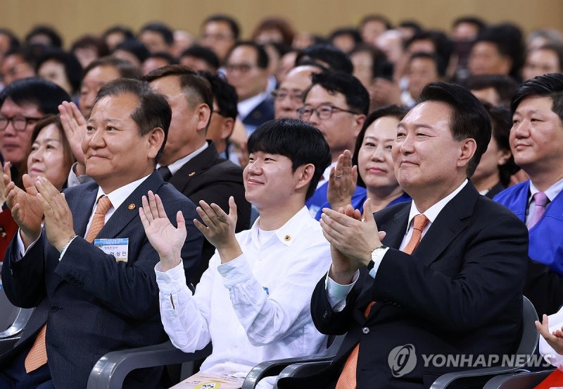 <b>바르게살기운동 전국회원대회</b>, 박수치는 윤석열 <b>대통령</b>