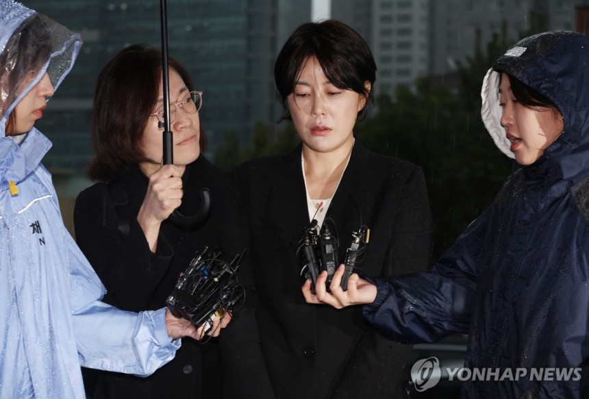 취재진 질문에 답하는 문다혜 (서울=연합뉴스) 황광모 기자 = 음주운전 사고를 일으킨 문재인 전 대통령의 딸 다혜 씨가 18일 오후 서울 용산경찰서로 출석하며 취재진 질문에 답하고 있다. 2024.10.18 hkmp