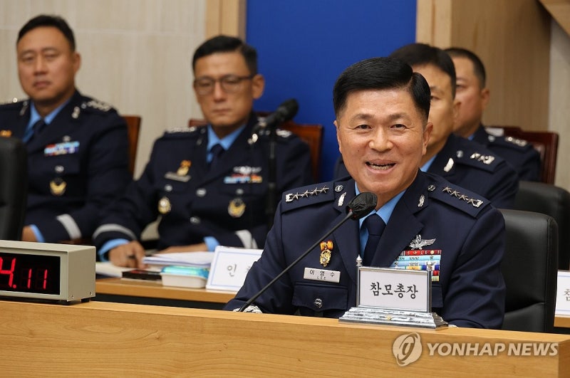 미소 띠는 <b>이영수</b> 공군 참모<b>총장</b>