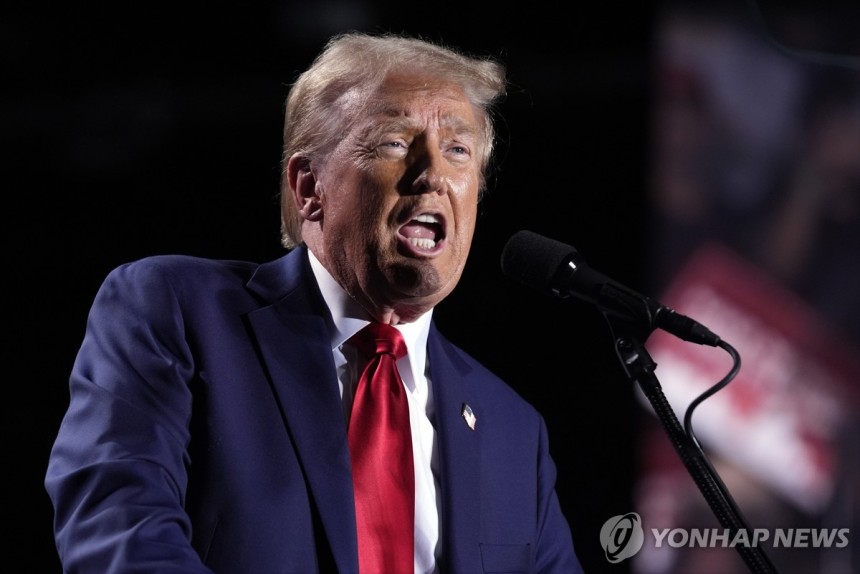 18日(現地時間) デトロイトで遊説するドナルドトランプの前大統領<br />
[AP=連合ニュース. 再販売及び DB 禁止]