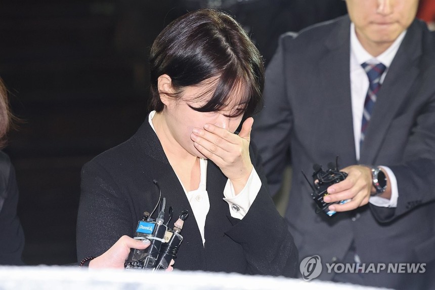 경찰 조사 마친 문다혜 (서울=연합뉴스) 서대연 기자 = 음주운전 사고를 일으킨 문재인 전 대통령의 딸 다혜 씨가 18일 오후 서울 용산경찰서에서 조사를 마친 뒤 차량으로 향하고 있다. 2024.10.18 dwise