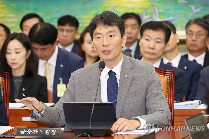 위원 질의에 답변하는 이복현 금감원장 (서울=연합뉴스) 김주성 기자 = 이복현 금융감독원장이 17일 오전 서울 여의도 국회에서 열린 정무위원회의 금감원 등에 대한 국정감사에서 위원 질의에 답변하고 있다.  2024.