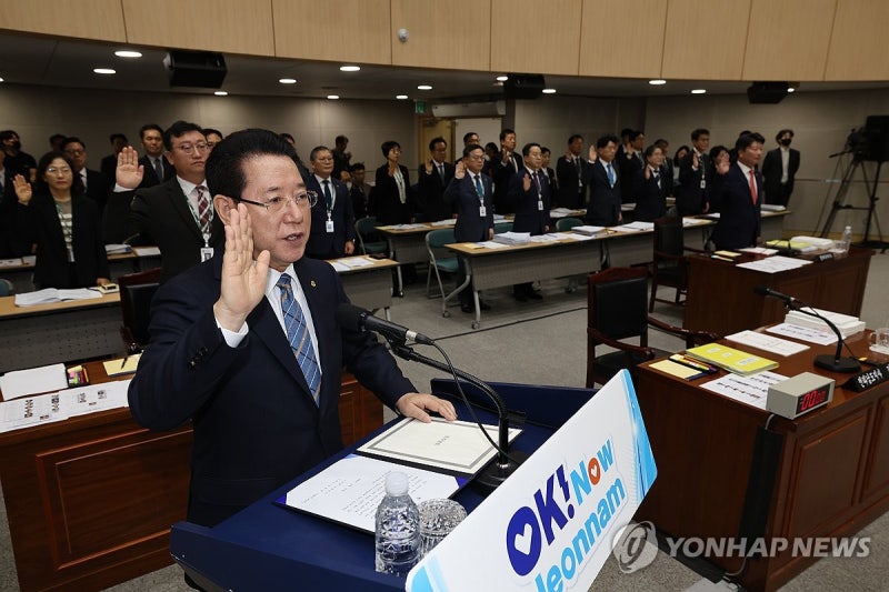 증인 선서하는 <b>김영록 전남도지사</b>