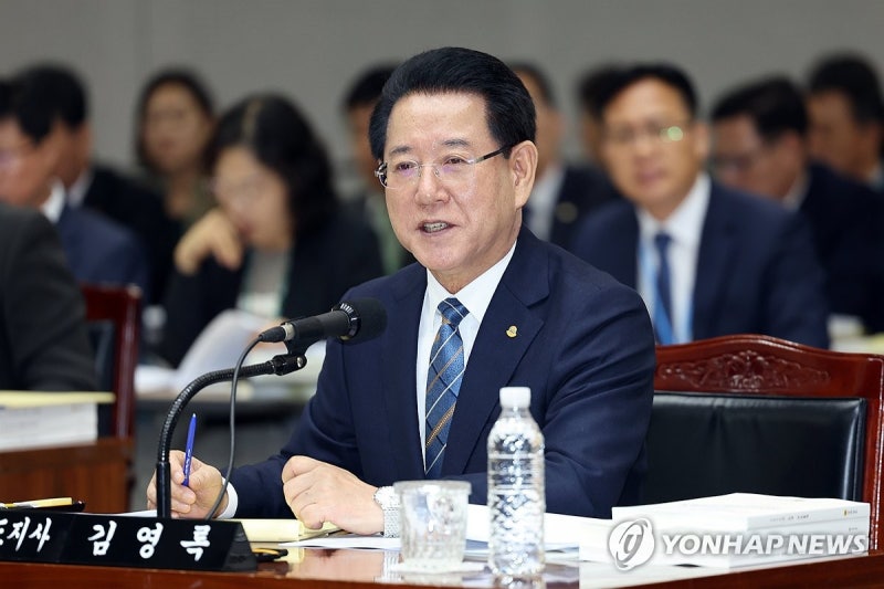 답변하는 <b>김영록 전남도지사</b>