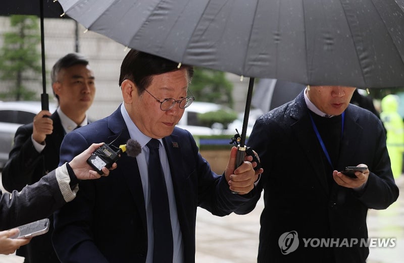 빗속 <b>공판</b> 출석하는 <b>이재명 대표</b>