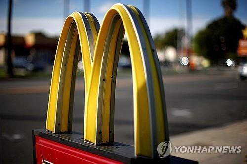 미국서 <b>맥도날드 대장균</b> 발칵…1명 사망·49명 <b>입원</b>치료