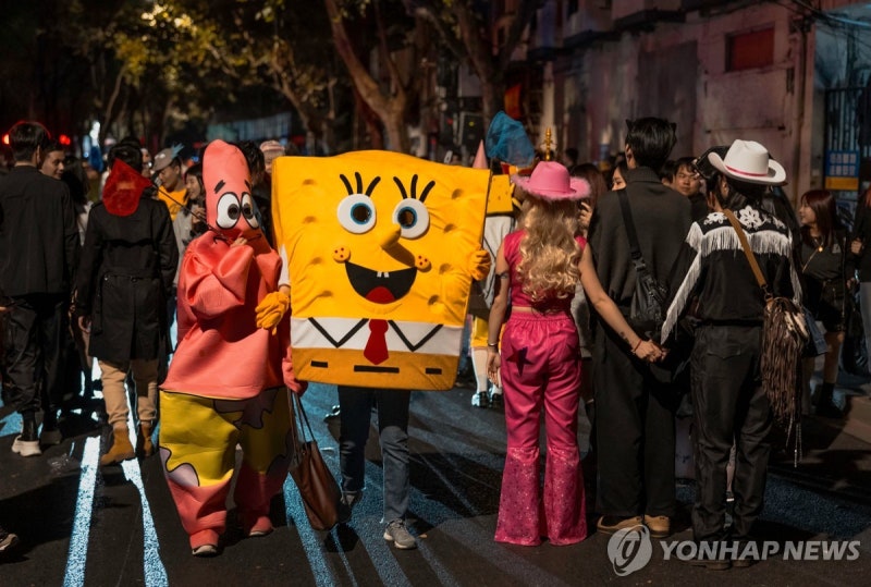 시진핑 풍자 <b>곰돌이</b> 푸 원천봉쇄?…"<b>상하이</b>, <b>핼러윈</b> 축제 금지"