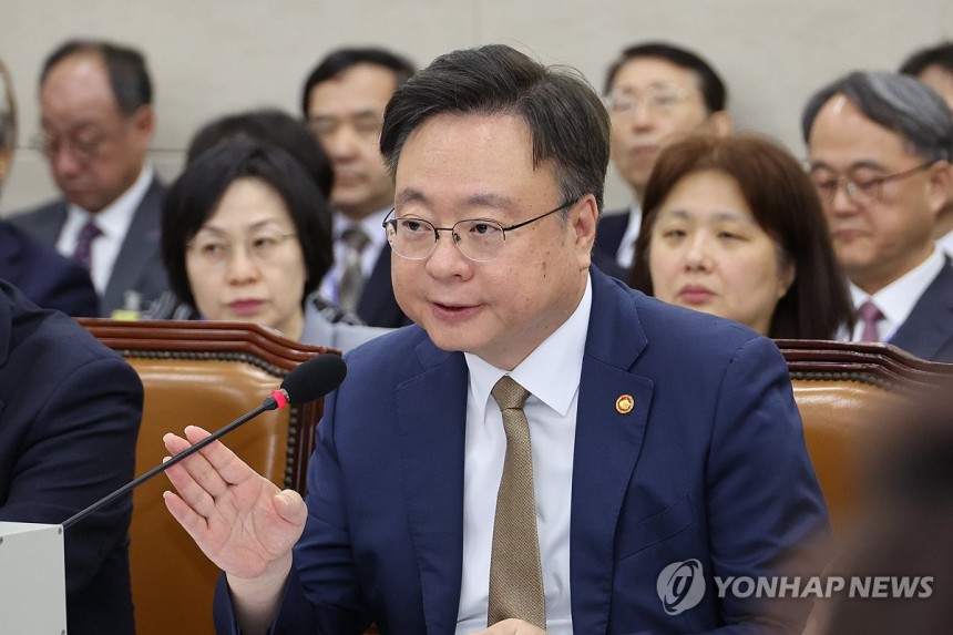 답변하는 조규홍 보건복지부 장관 (서울=연합뉴스) 김주성 기자 = 조규홍 보건복지부 장관이 23일 오전 국회에서 열린 보건복지위원회의 보건복지부와 질병관리청, 식품의약품안전처 등에 대한 국정감사에서 위원 질의에 답하