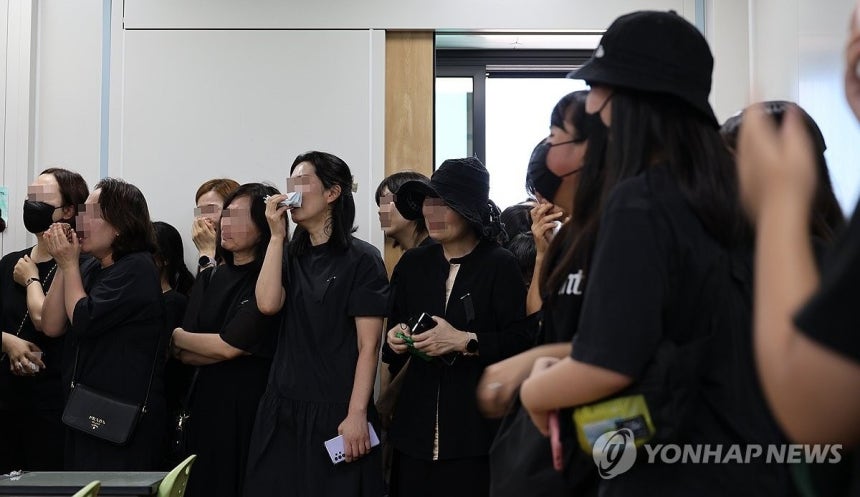"선생님, 지켜드리지 못해 죄송합니다" 심미영 선생님 발인식 날인 2023년 9월 9일 유족들이 고인이 재직하던 대전용산초 5학년 교실에 영정을 들고 들어서자 학부모와 학생들이 오열하고 있다. [연합뉴스 사진]