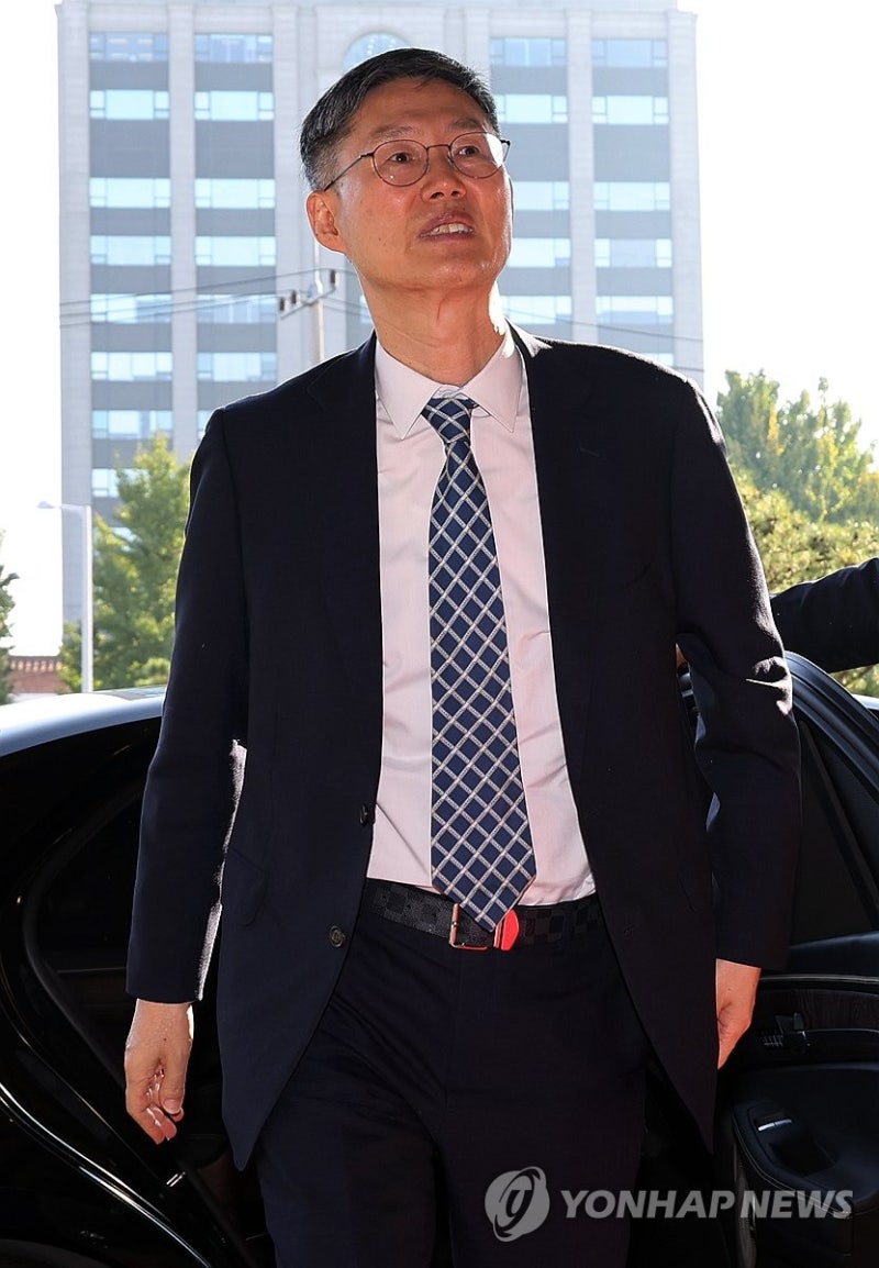 출근하는 <b>문형배</b> 헌법<b>재판관</b>
