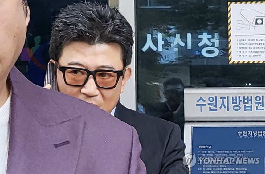 결심공판 출석한 배우 박상민 (안양=연합뉴스) 음주 상태로 차량을 몰고 도로를 운전한 혐의를 받는 배우 박상민이 25일 오전 수원지법 안양지원에서 열린 결심공판에 출석한 뒤 법원을 빠져나가고 있다. 2024.10.2