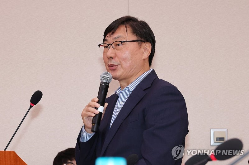 질의에 답변하는 <b>이화영</b> 전 경기도<b>평화부지사</b>