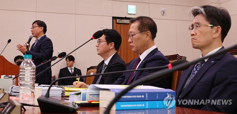 질의에 답변하는 <b>이화영</b> 전 경기도<b>평화부지사</b>