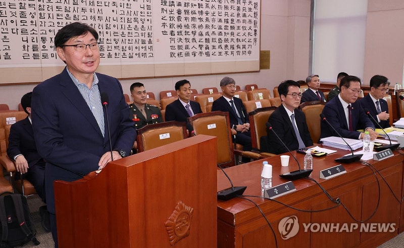질의에 답변하는 <b>이화영</b> 전 경기도<b>평화부지사</b>