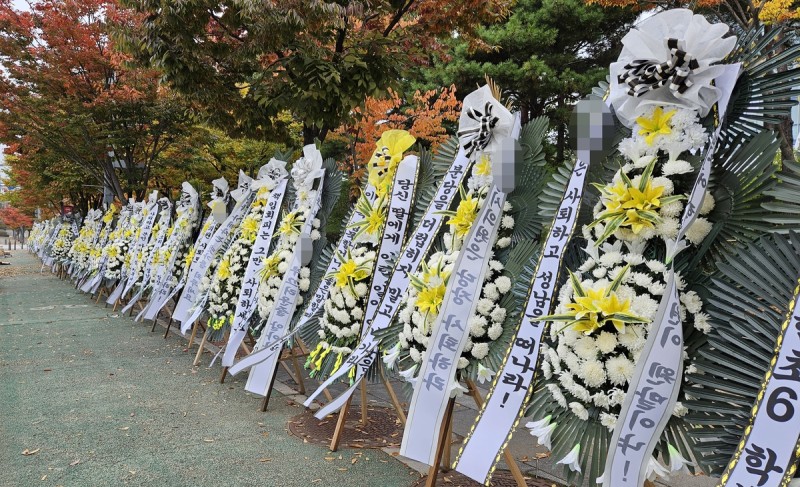 '자녀 <b>학폭 시의원</b> 제명하라'…성남시의회 앞 <b>근조화환</b> 시위