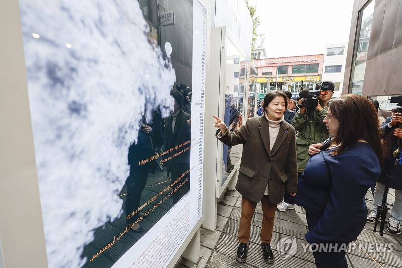 <b>이태원참사</b> 골목에 <b>2주기</b> 앞두고 희생자 추모 사진작품 3점 전시