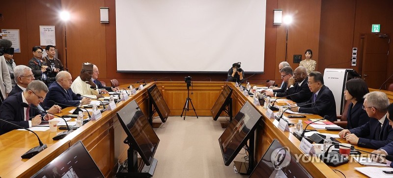 <b>유엔총회의장협의회 개회식</b> 환영사 하는 한승수 전 총리