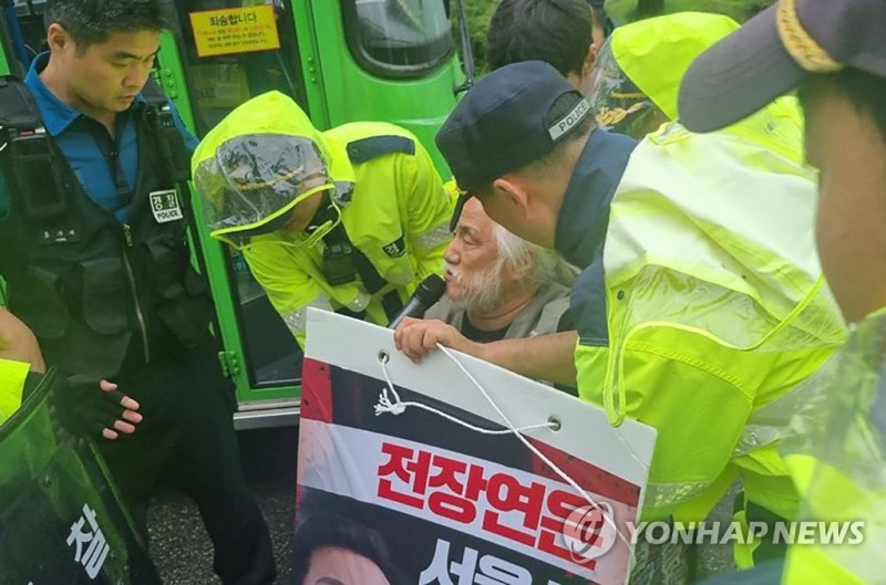 법원 "시위 중 체포된 <b>전장연</b> 대표 등에 국가가 1천만원 <b>배상</b>"