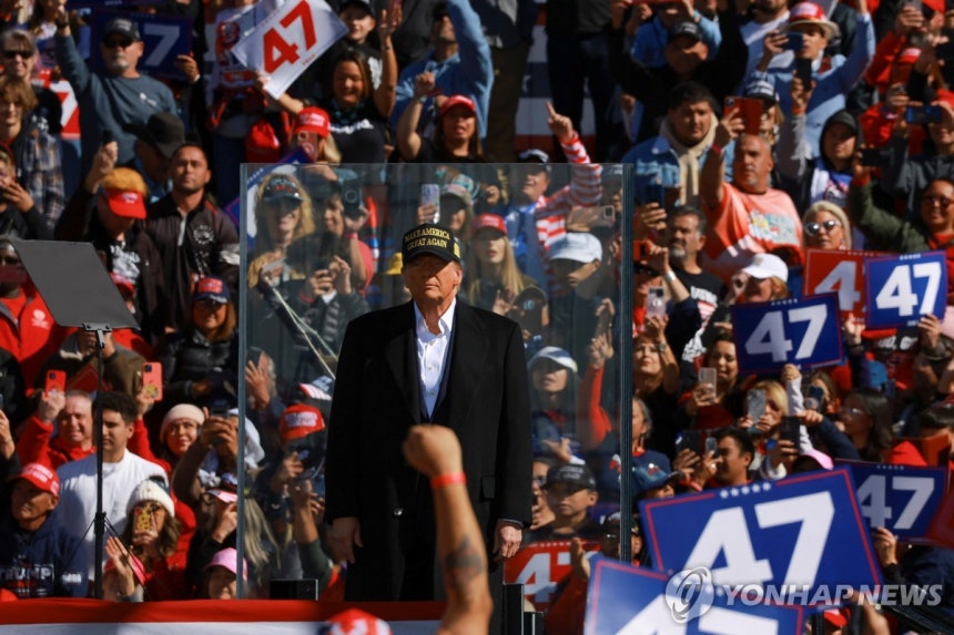 뉴멕시코에서 유세하는 도널드 트럼프
(앨버커키 로이터=연합뉴스) 도널드 트럼프 전 미국 대통령이 지난달 31일(현지시간) 뉴멕시코주 앨버커키에서 지지자들에게 둘러싸인 채 유세를 하고 있다. 2024.10.31