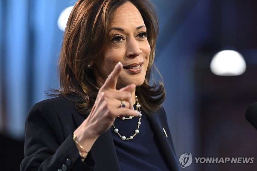 필라델피아에서 유세하는 해리스 (필라델피아 AFP=연합뉴스) 미국 민주당 대통령 후보인 카멀라 해리스 부통령이 27일(현지시간) 필라델피아에서 열린 선거유세에서 연설하고 있다. 2024.10.28 khmoon@yna