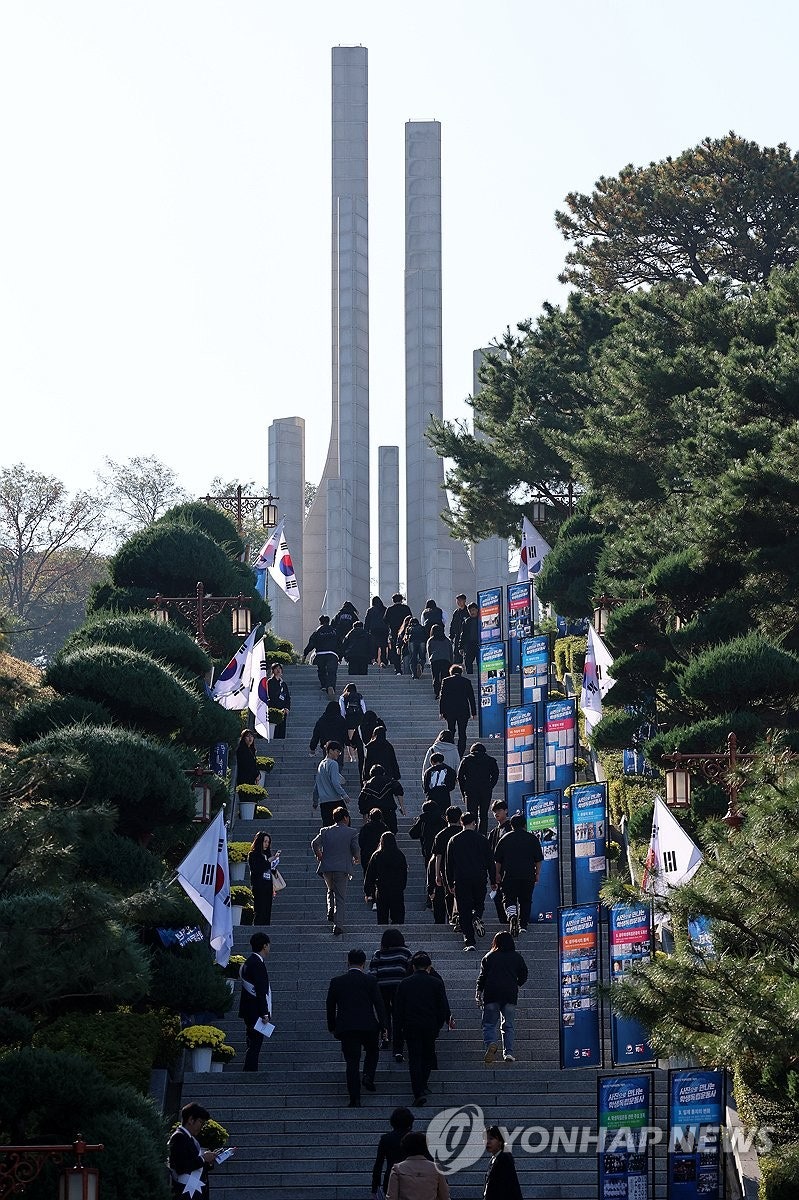 <b>학생독립운동 기념식</b>에 참석하는 학생들