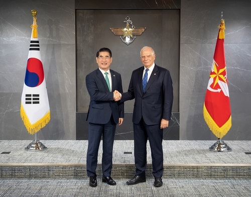 김용현, EU 외교수장과 회담…<b>북한군 러시아</b> 파병 규탄(종합)