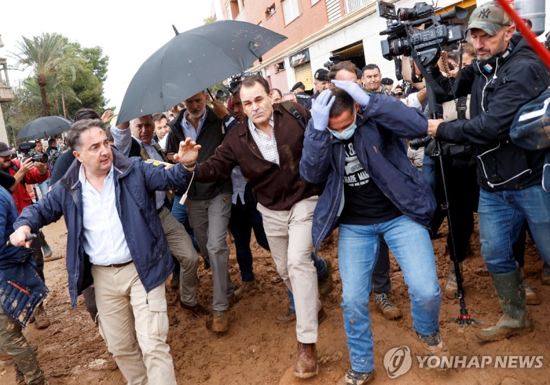<b>스페인 국왕</b>, 수해 현장 찾았다 욕설에 진흙 '봉변'(종합)
