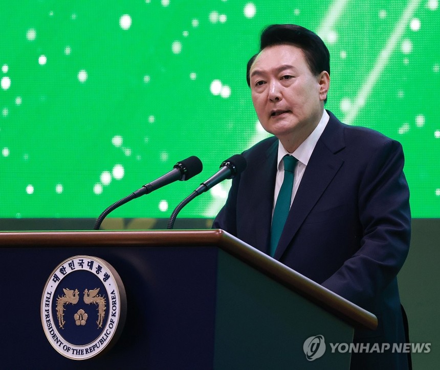 축사하는 윤석열 대통령(고양=연합뉴스) 홍해인 기자 = 윤석열 대통령이 5일 경기도 고양 킨텍스에서 열린 '2024 전국새마을지도자대회'에서 축사하고 있다. 2024.11.5 hihong@yna.co.kr