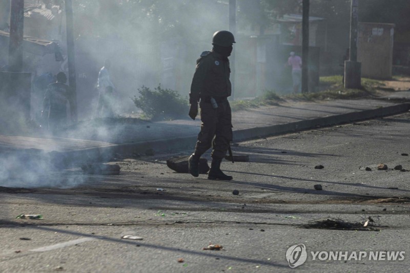 모잠비크 대선 불복 폭력사태…남아공, 국경 차단