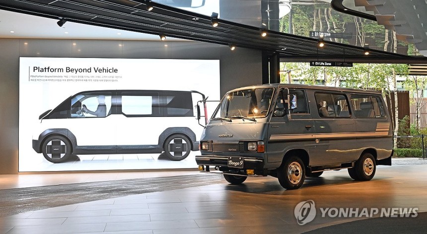 헤리티지 전시 선보이는 기아
(서울=연합뉴스) 기아가 7일부터 내년 11월까지 서울 강남구 Kia360에서 과거와 현재, 그리고 미래를 잇는 기아의 움직임을 담아낸 두 번째 헤리티지 전시를 진행한다고 밝혔다. 사진은