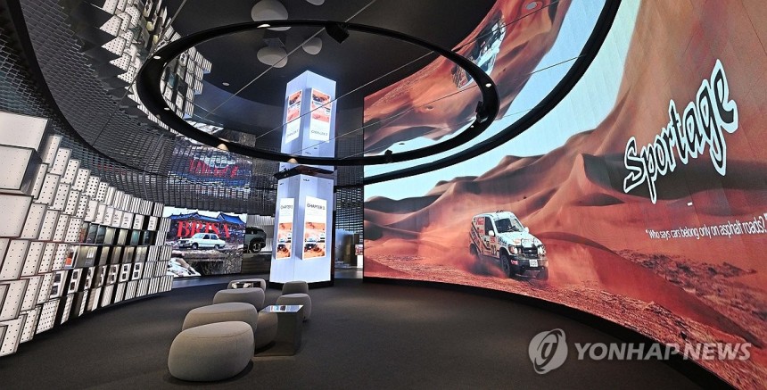 헤리티지 전시 선보이는 기아
(서울=연합뉴스) 기아가 7일부터 내년 11월까지 서울 강남구 Kia360에서 과거와 현재, 그리고 미래를 잇는 기아의 움직임을 담아낸 두 번째 헤리티지 전시를 진행한다고 밝혔다. 사진은