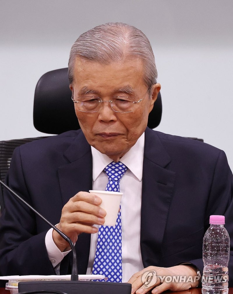 물 마시는 <b>김종인</b> 전 국민의힘 <b>비대위원장</b>