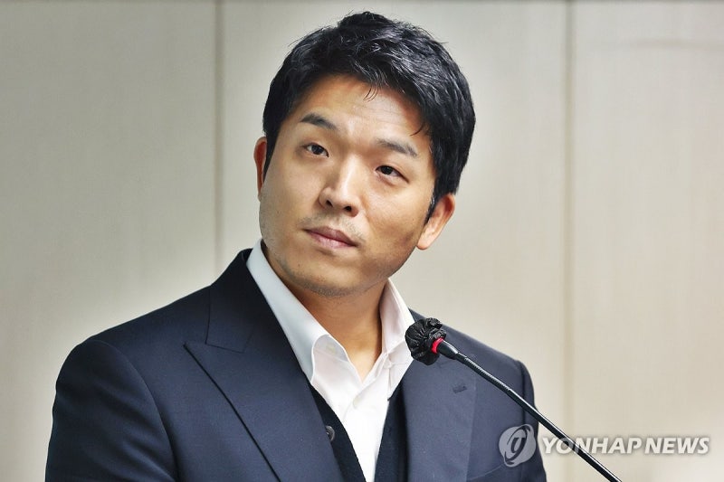 <b>질의</b> 듣는 <b>안성재 셰프</b>