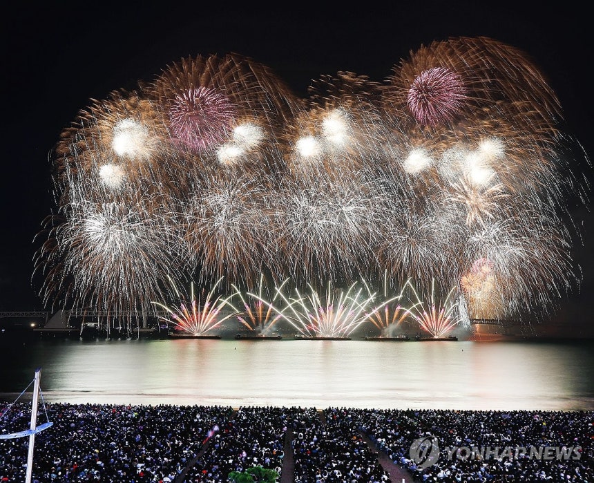 가을 바다 적시는 불꽃 (부산=연합뉴스) 손형주 기자 = 9일 오후 부산 수영구 광안리해수욕장 일대에서 열린 제19회 부산불꽃축제에서 광안대교를 배경으로 화려한 불꽃이 가을 바다를 수놓고 있다. 2024.11.9 h