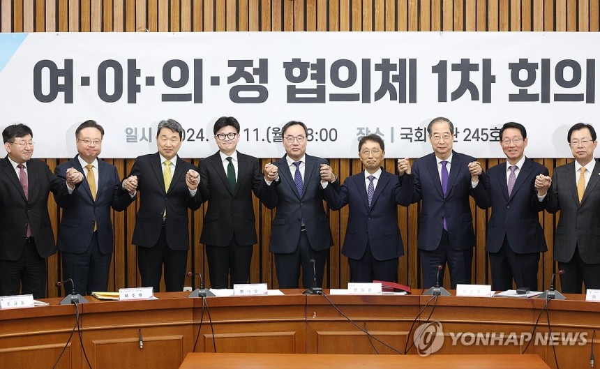 '여야의정 협의체' 1차회의 (서울=연합뉴스) 신준희 기자 = 국민의힘 한동훈 대표와 한덕수 국무총리, 이진우 대한의학회장 등이 11일 국회에서 열린 ‘여야의정 협의체‘ 1차회의에서 카메라를 향해 포즈를 취하고 있다