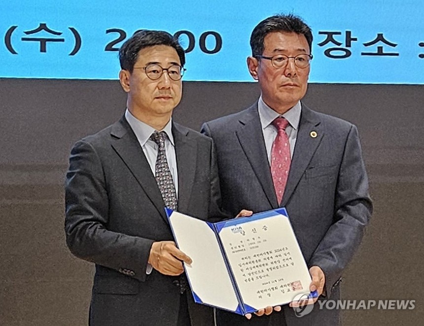 의협 비대위원장에 박형욱 대한의학회 부회장 (서울=연합뉴스) 13일 서울 대한의사협회에서 박형욱 대한의학회 부회장(왼쪽)이 비대위원장 당선증을 받고 있다. 임기는 내년 초 차기 회장 선출 전까지다. 2024.11.1