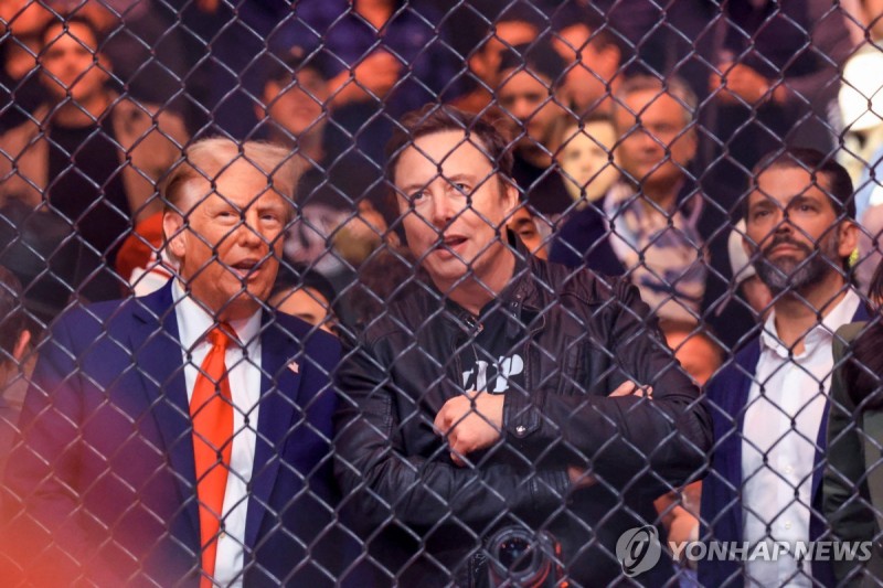 <b>트럼프</b>, UFC 관람석에 깜짝 등장…2만 관객 기립 박수