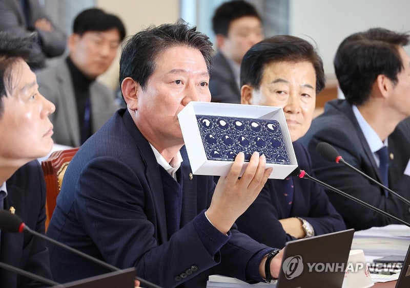 <b>박장범 청문회</b>…野 "파우치 표현 사과해야" 與 "상품 명칭"(종합)