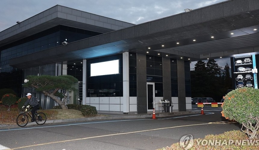 현대차 울산공장 정문 전경
(울산=연합뉴스) 장지현 기자 = 19일 오후 3시께 현대자동차 울산공장에서 차량 성능 테스트 중 연구원 3명이 질식해 숨지는 사고가 발생했다. 사진은 이날 촬영한 공장 정문 전경. 202