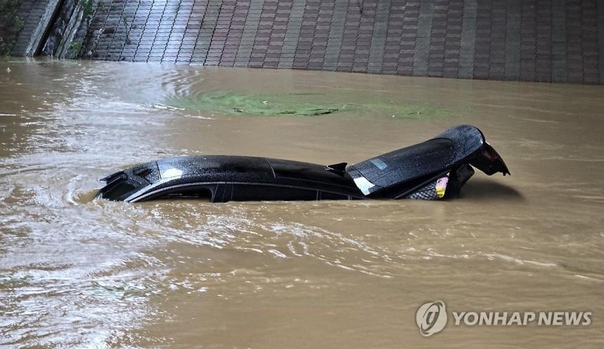 물에 잠김 차량. 기사 내용과 관련 없음.
[연합뉴스 자료사진]