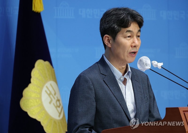 윤건영 "檢, 어제 <b>김정숙 여사</b>에 소환장…정치탄압·망신주기"