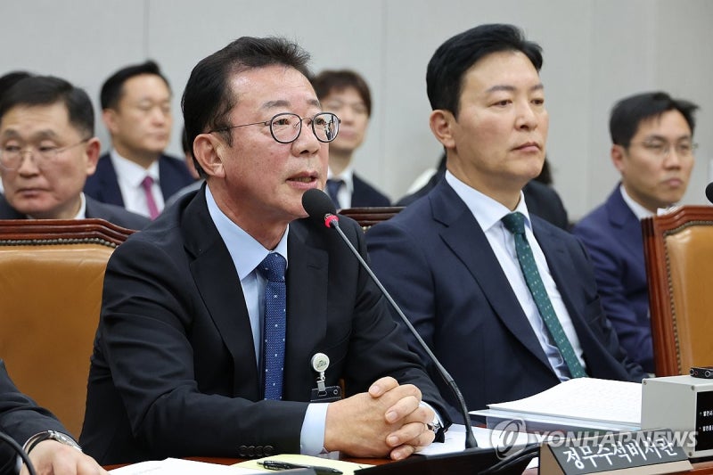 <b>홍철호 정무수석</b>, '기자 무례' 발언에 "적절치 못했다" <b>사과</b>