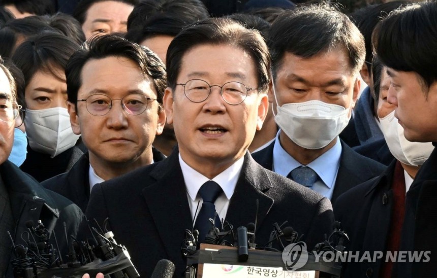 이재명 대표, '성남FC 후원금 의혹' 관련 검찰 출석(성남=연합뉴스) '성남FC 후원금 의혹' 사건과 관련해 더불어민주당 이재명 대표가 10일 오전 경기도 성남시 수원지방검찰청 성남지청에 피의자 신분으로 조사를 