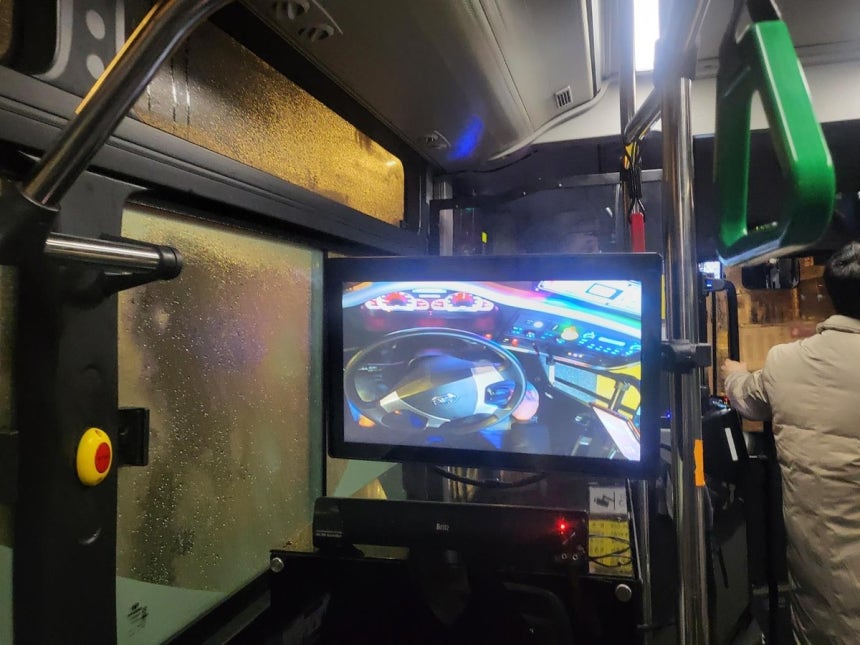 운전대를 실시간으로 볼 수 있는 A160번 버스 내부 화면 [촬영 정 수 연]